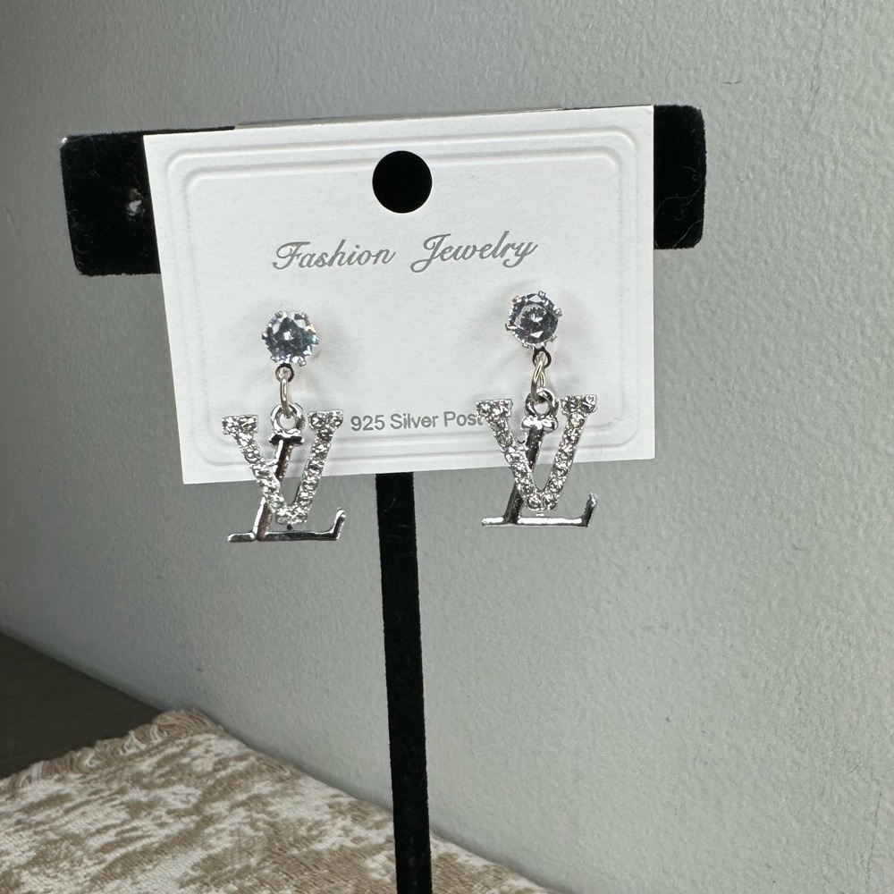 Earrings - Picture 2 of 10